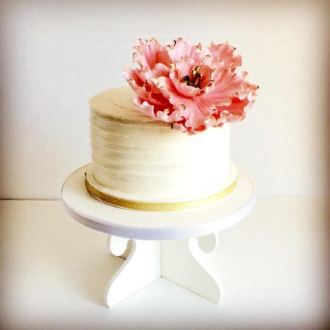 Buttercream-topper-cake-with-a-giant-open-sugar-peony