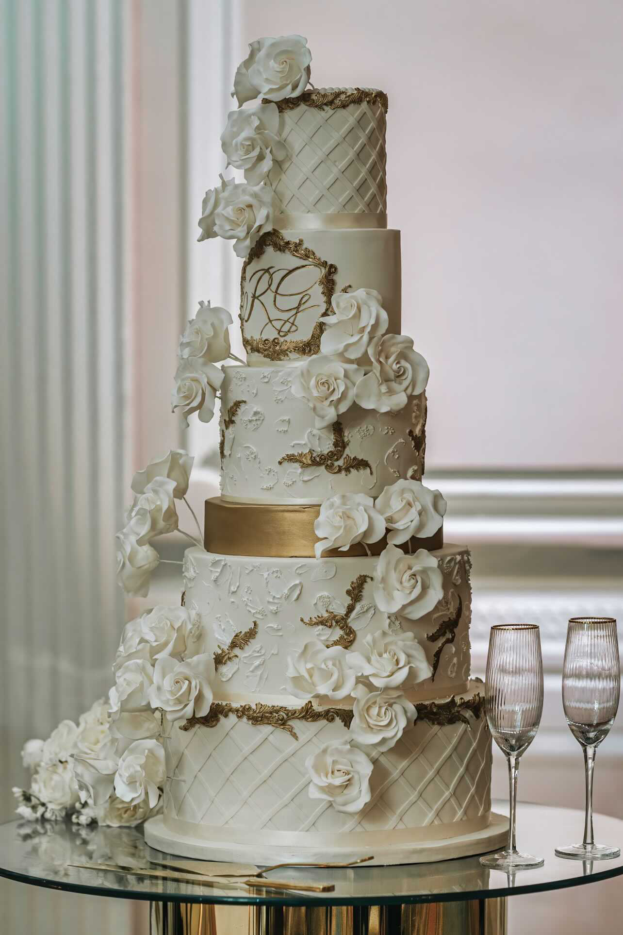 Embellished Cake Ideas That Can Light Up Your Wedding Ceremony! |  WeddingBazaar